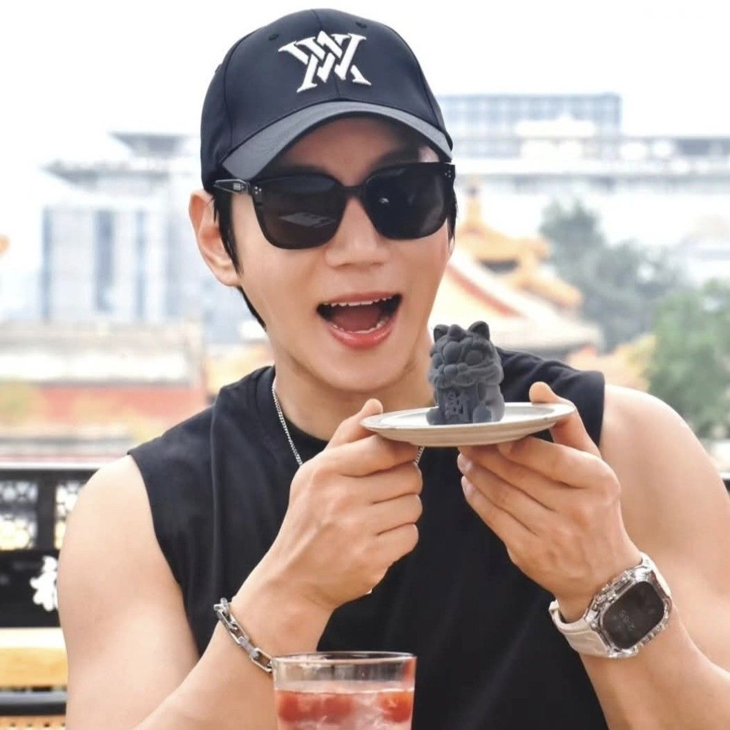 Recent activity shot of Hwang Chiyeol