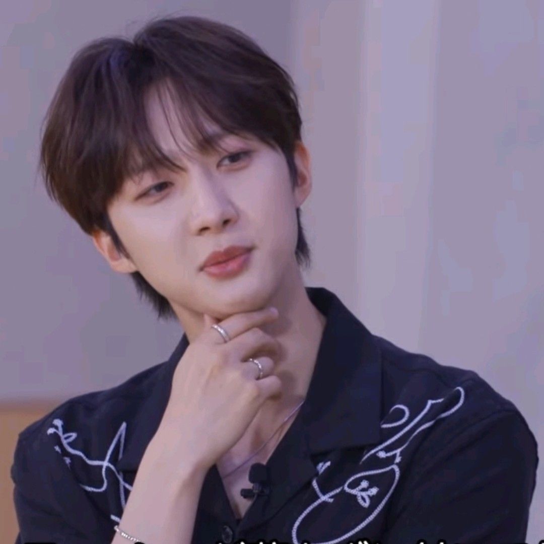 A moment captured by Hui (PENTAGON)'s fan