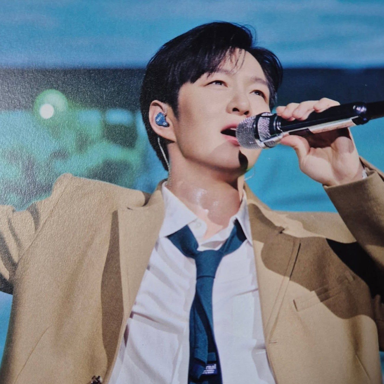 Behind-the-scenes cut of Lee Changsub (BTOB)