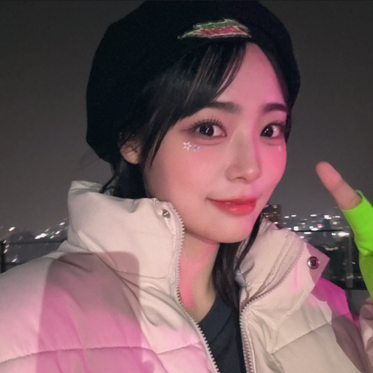Behind-the-scenes cut of Siyeon (QWER)