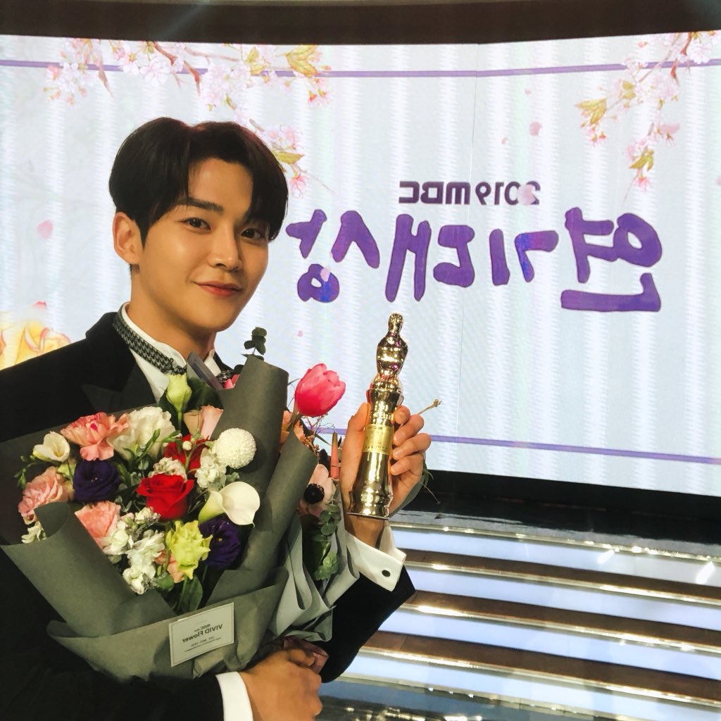 로운의 최신 사진