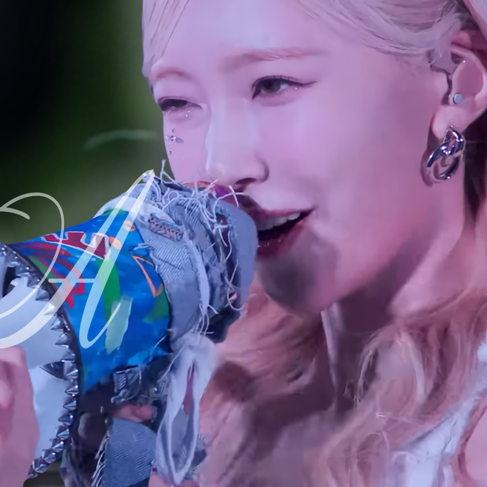 Behind-the-scenes cut of Mayuka (NiziU)