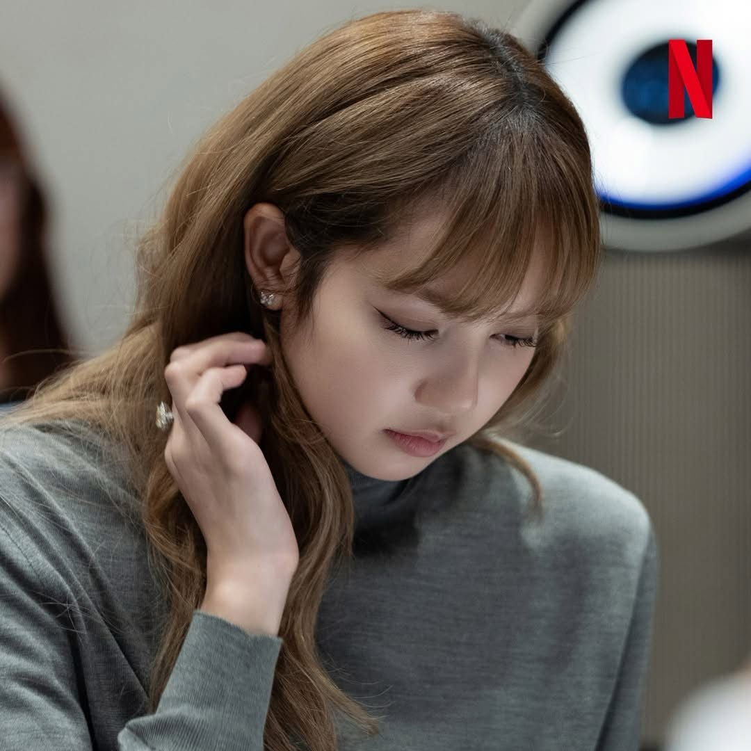 Behind-the-scenes cut of Lisa (BLACKPINK)