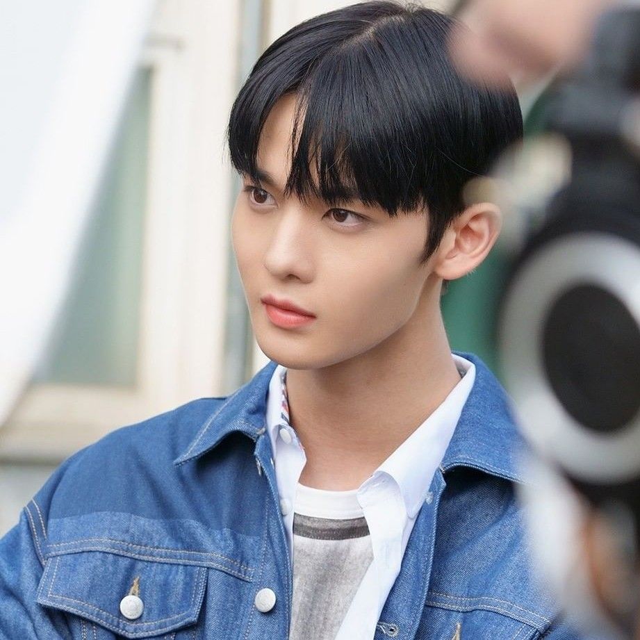 Behind-the-scenes cut of Bae Jinyoung
