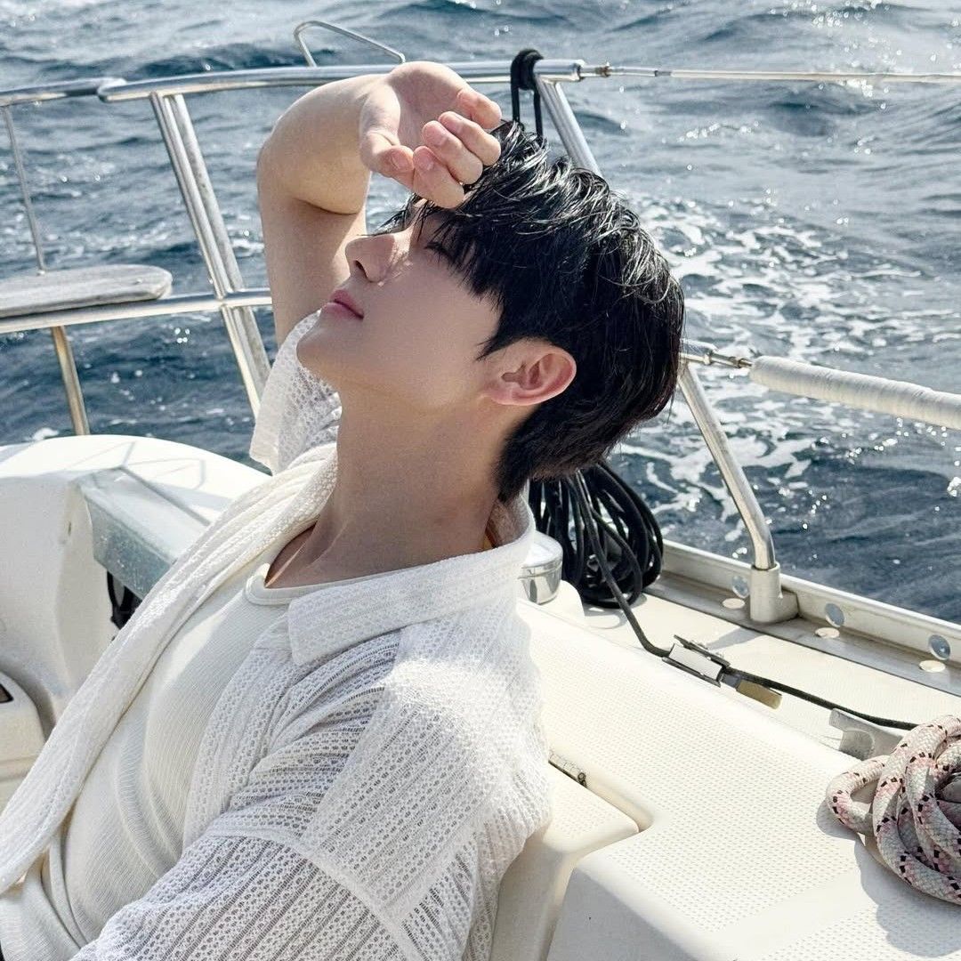 A moment captured by Hyunjae (THE BOYZ)'s fan