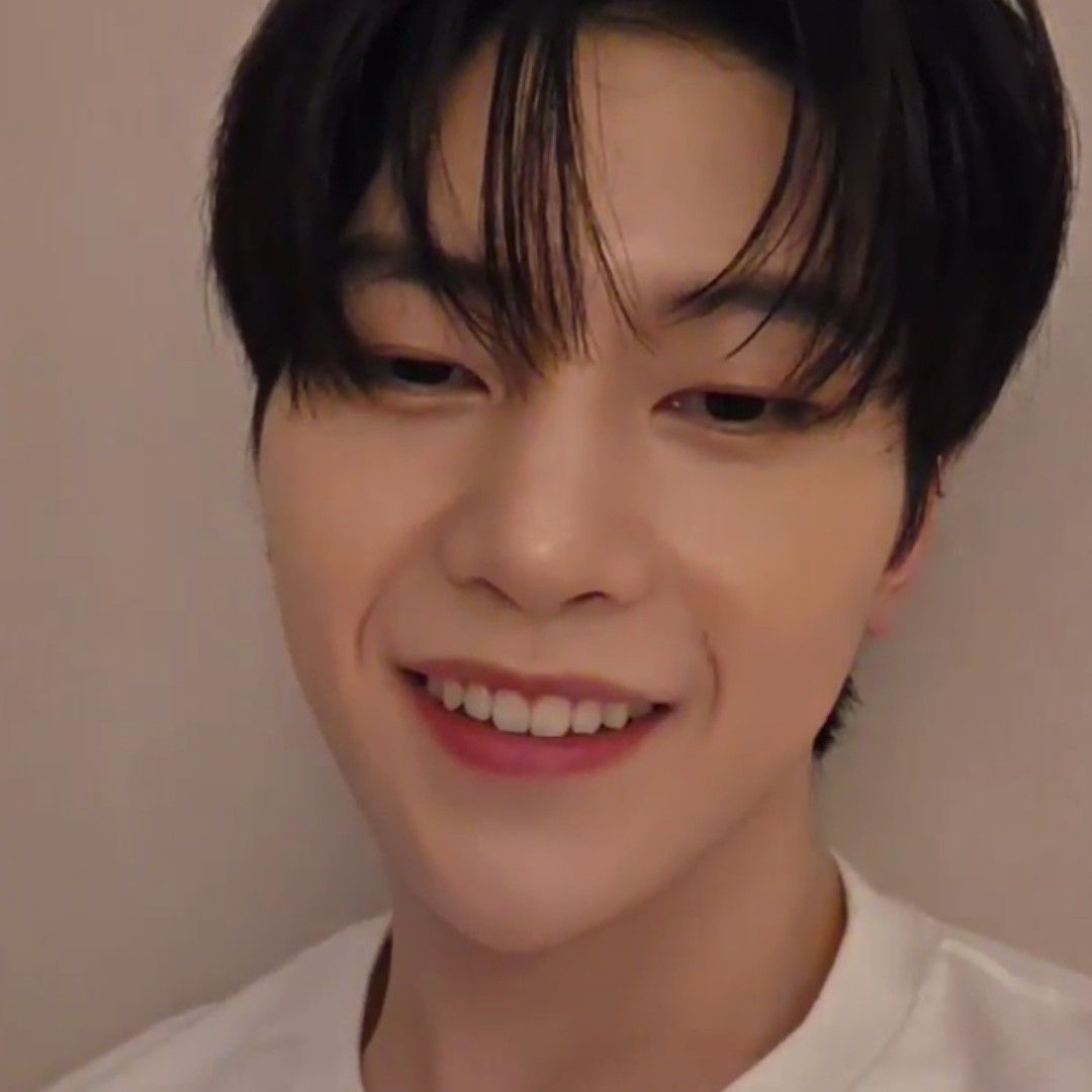 Foto terbaru Seok Matthew (ZEROBASEONE)