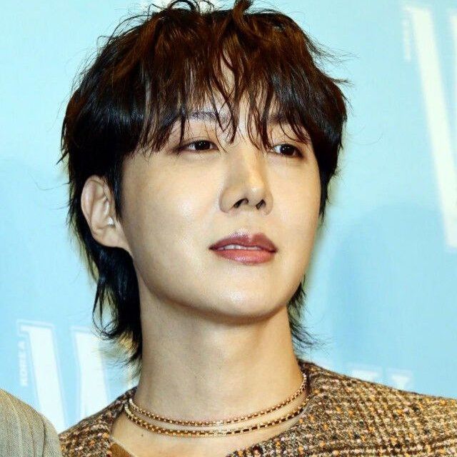Foto aktivitas terbaru j-hope (BTS)