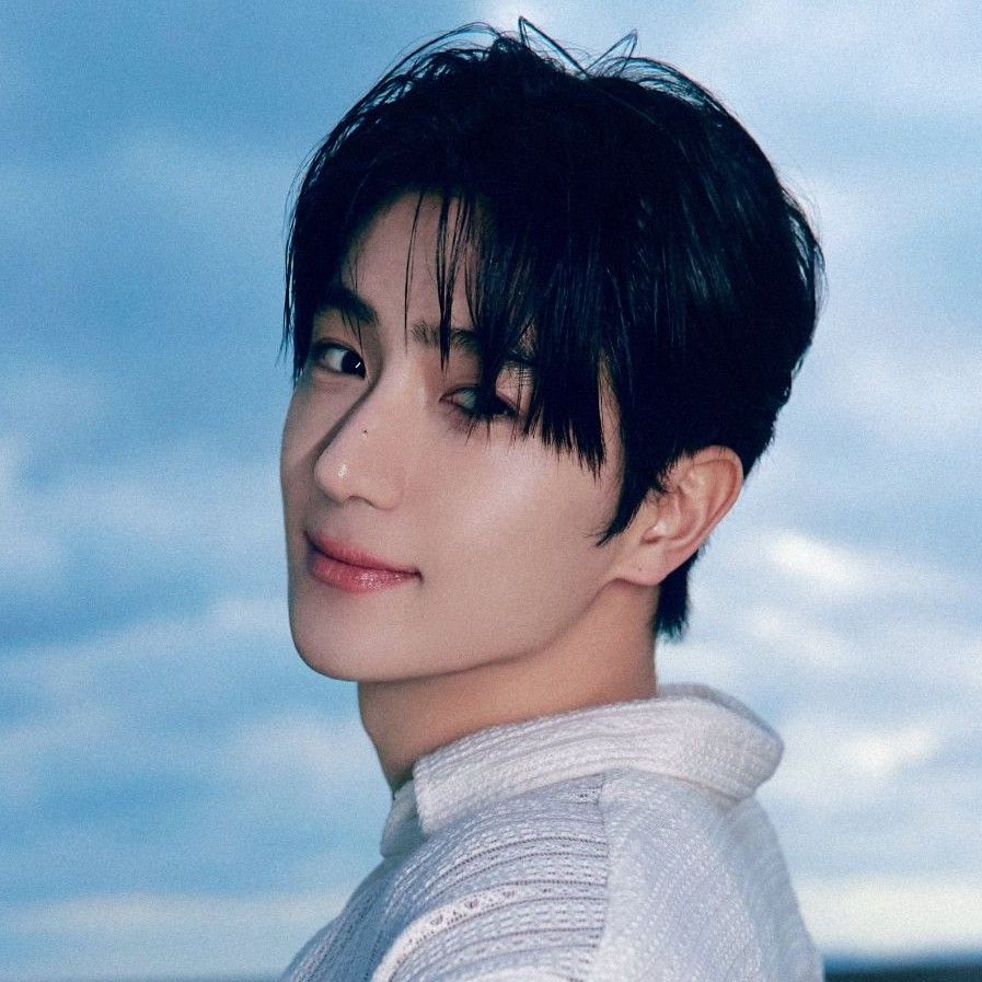 Recent activity shot of Hyunjae (THE BOYZ)