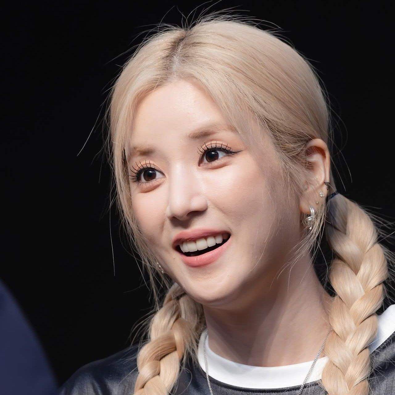 Behind-the-scenes cut of Park Chorong (Apink)