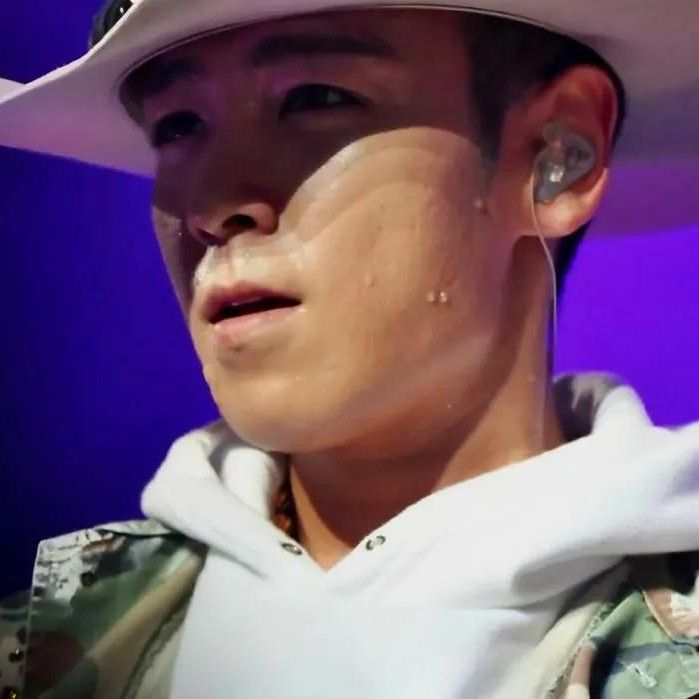 A moment captured by T.O.P's fan