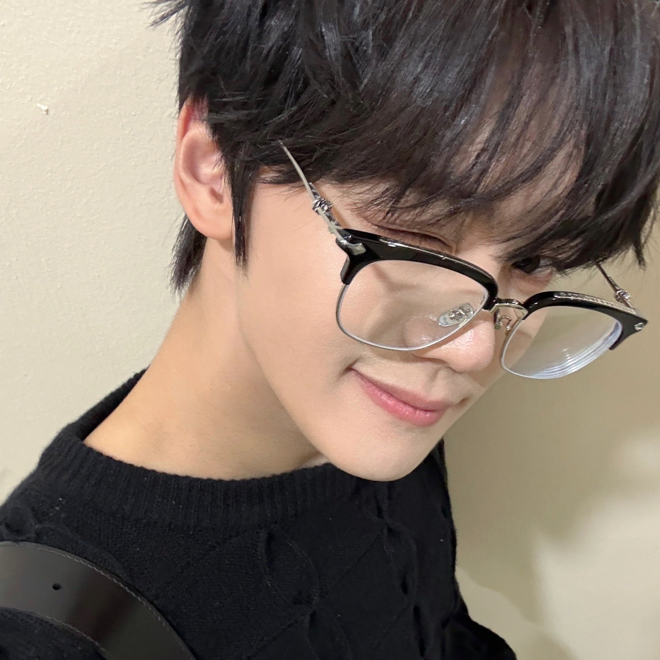 Recent activity shot of Kim Gyuvin (ZEROBASEONE)