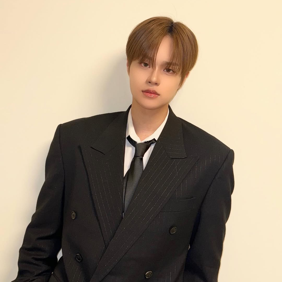 A moment captured by Lee Daehwi (AB6IX)'s fan