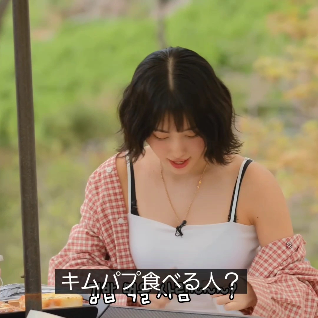 Behind-the-scenes cut of Momo (TWICE)