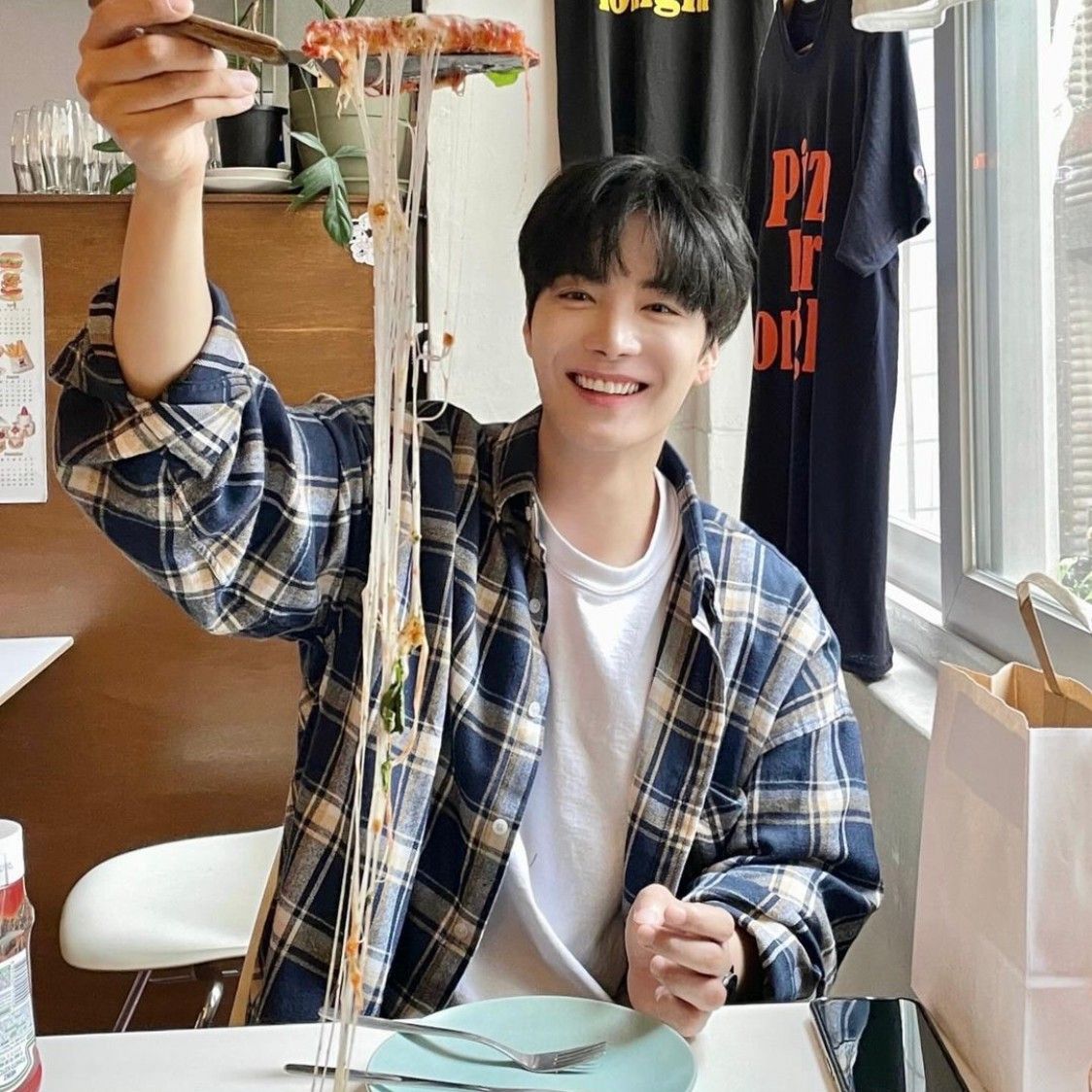 A moment captured by Kim Jonghyeon's fan