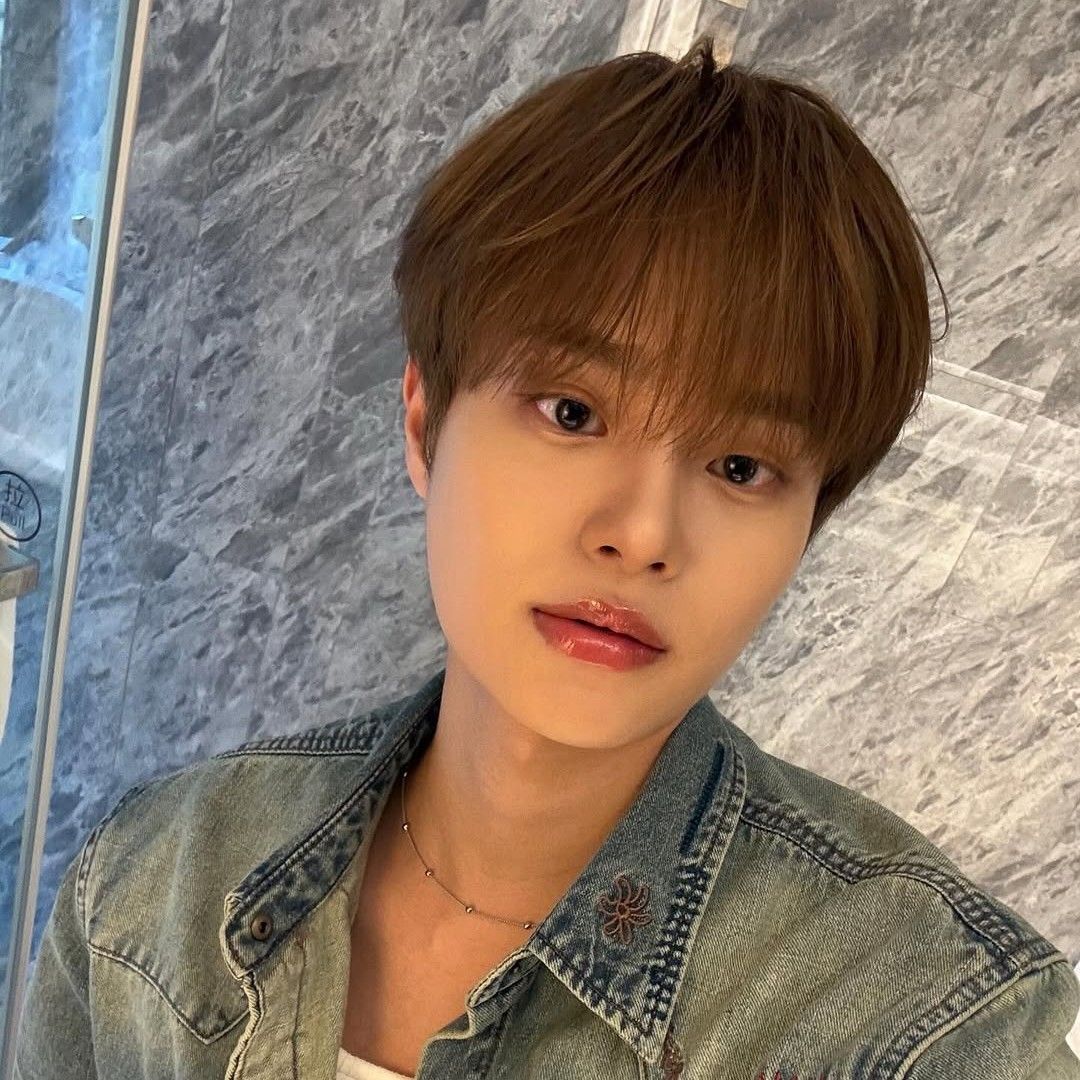 A moment captured by Lee Daehwi (AB6IX)'s fan