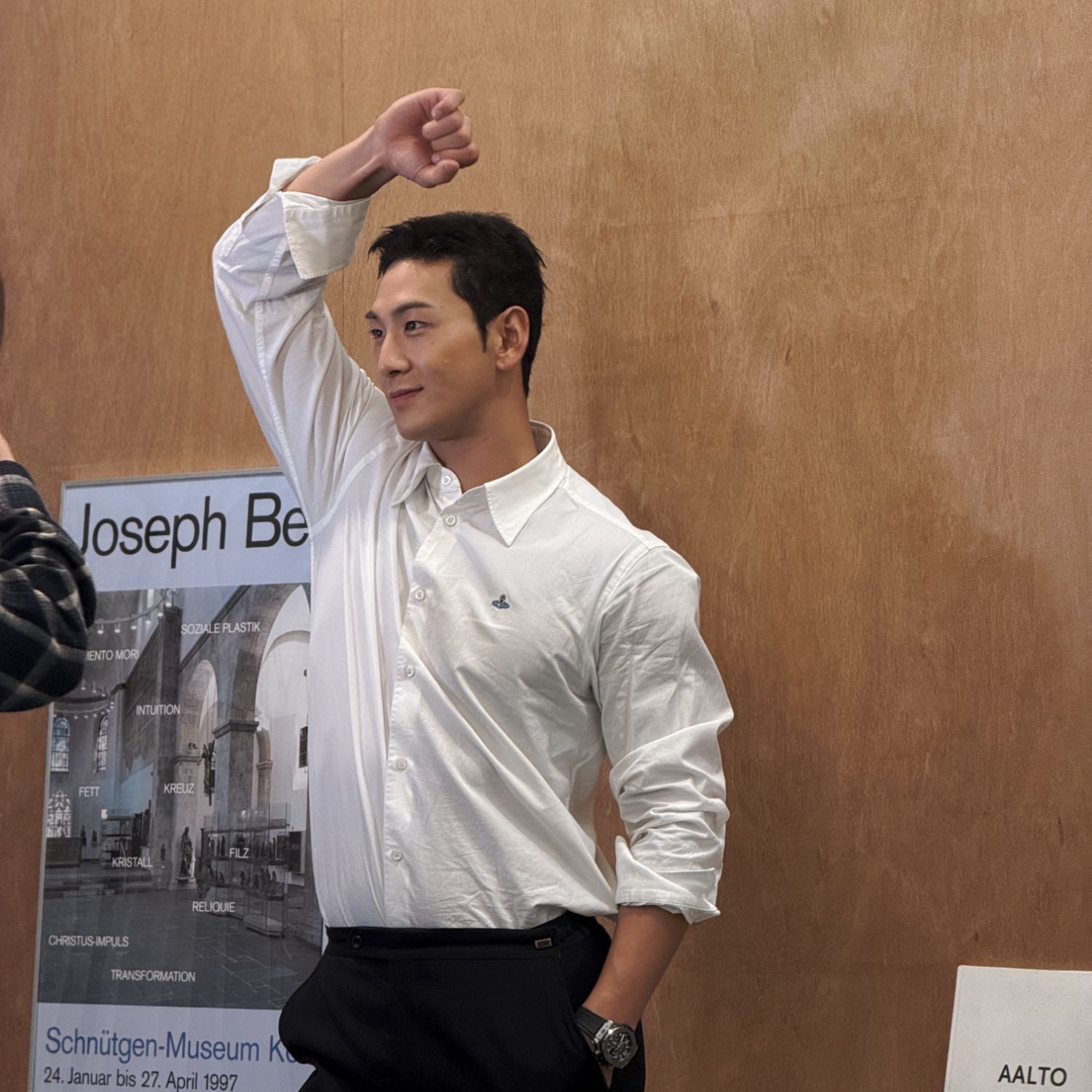 Behind-the-scenes cut of Baekho