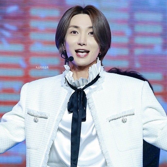 A moment captured by Leeteuk (Super Junior)'s fan