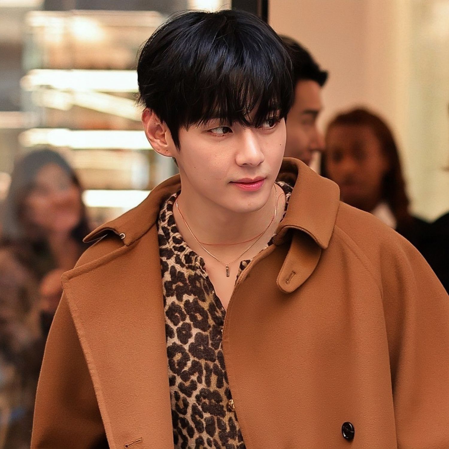 Behind-the-scenes cut of V (BTS)