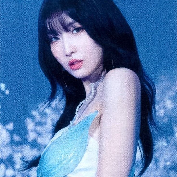 Behind-the-scenes cut of Momo (TWICE)