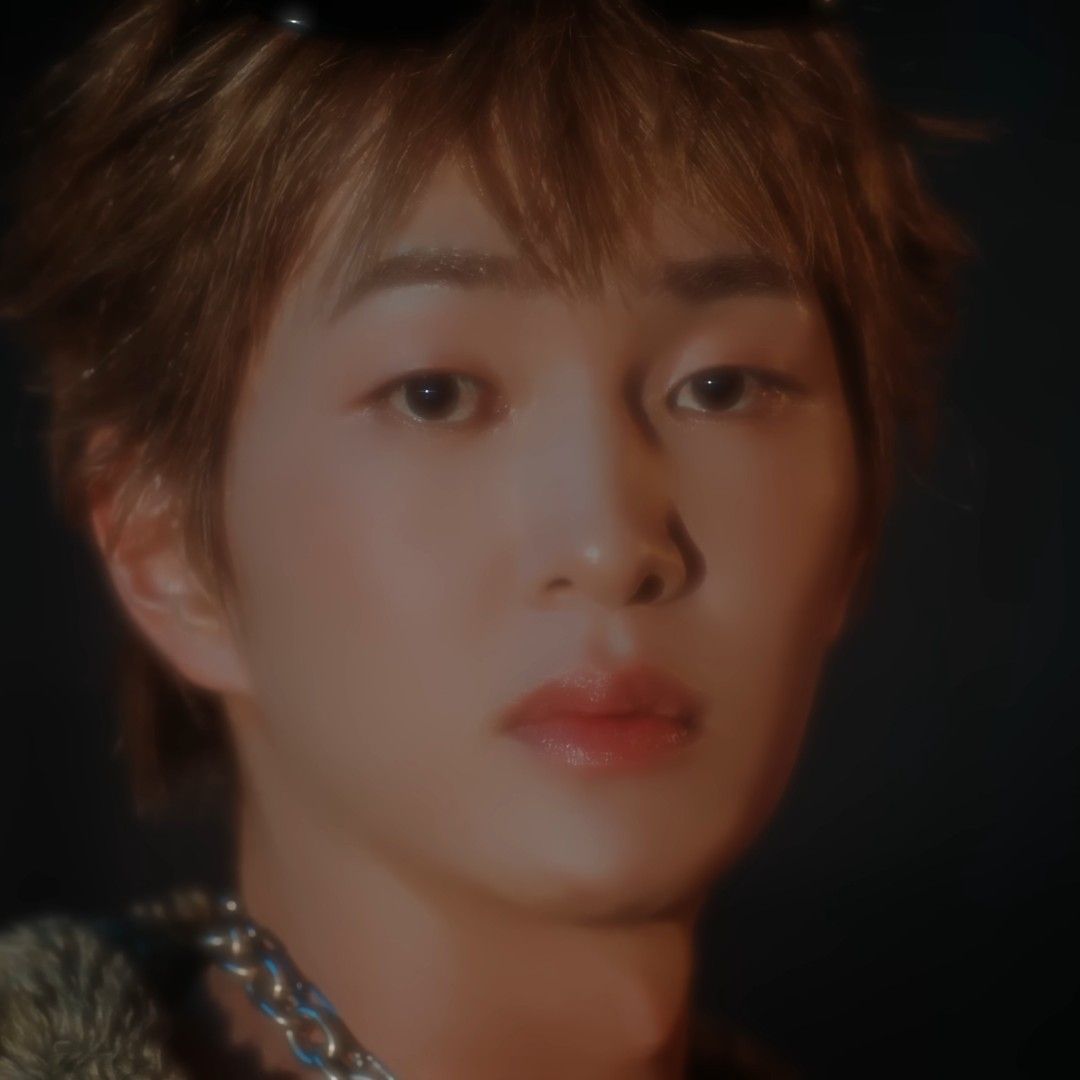 A moment captured by Onew (SHINee)'s fan