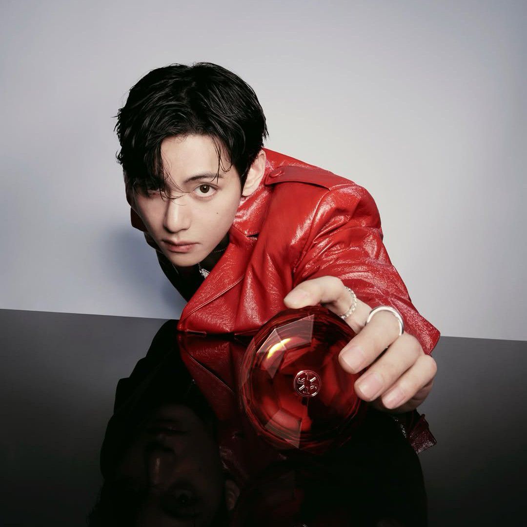 Behind-the-scenes cut of V (BTS)