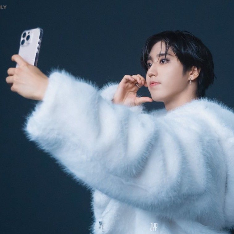 Behind-the-scenes cut of HAN (Stray Kids)