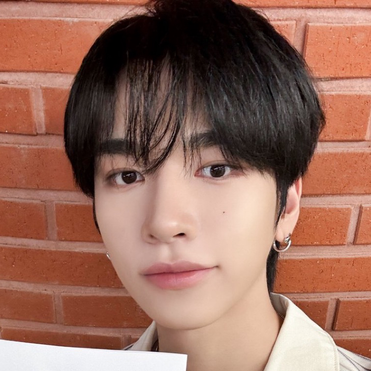 Behind-the-scenes cut of Hanjun (n.SSign)