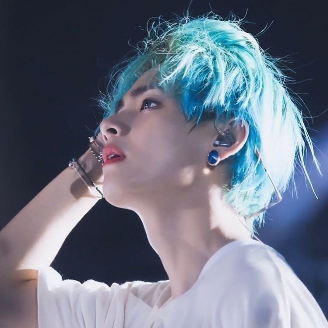 뷔 (방탄소년단) 최근 활동샷