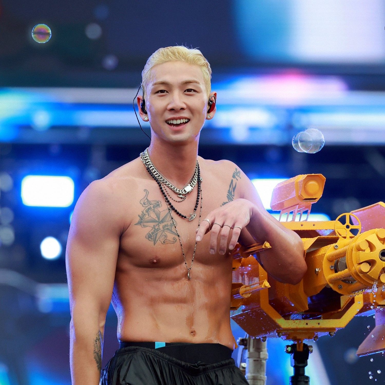 Behind-the-scenes cut of Baekho