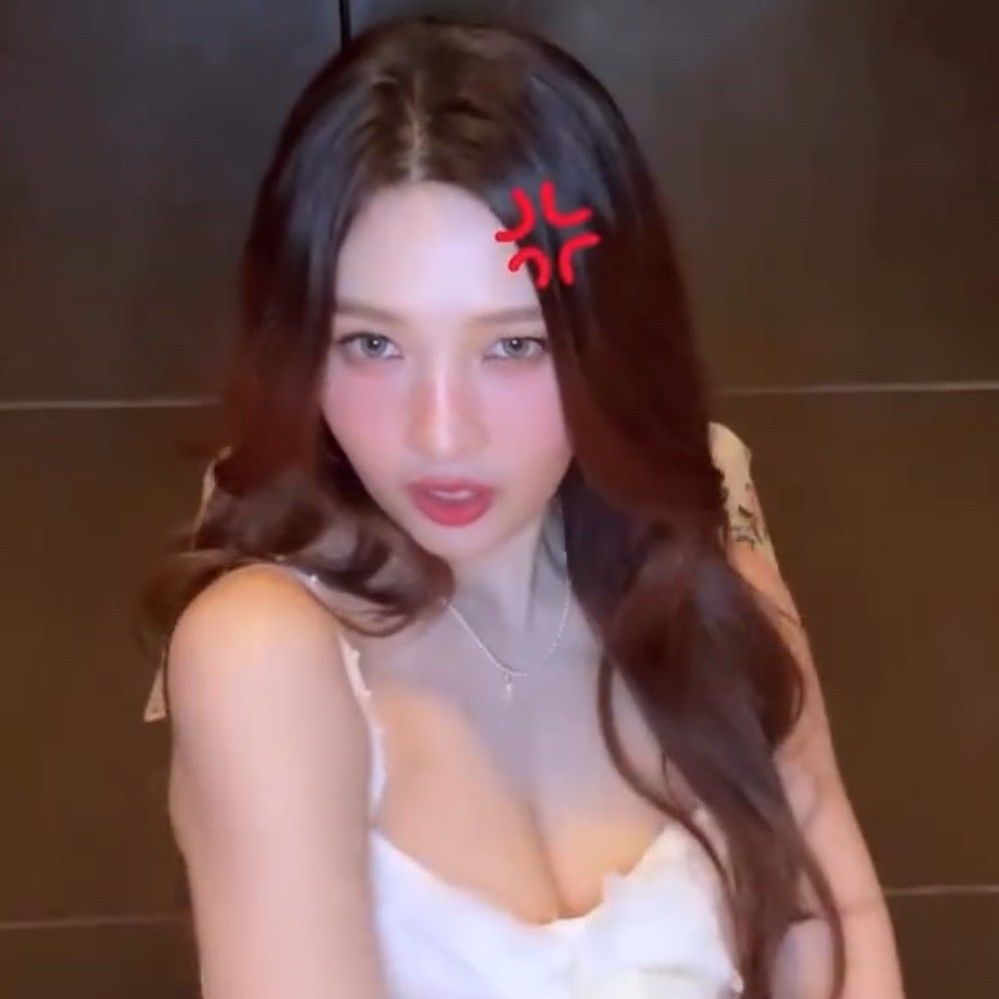 A moment captured by Joy (Red Velvet)'s fan