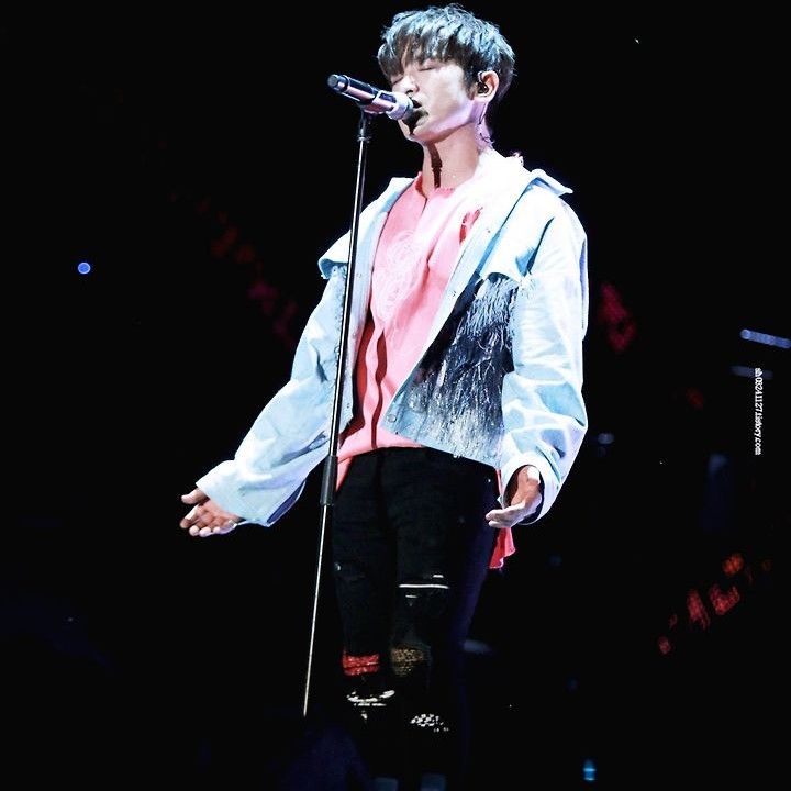 A moment captured by Lee Minwoo (SHINHWA)'s fan