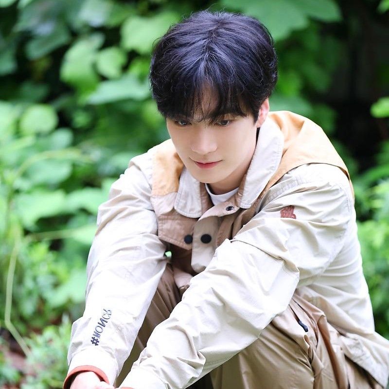 Behind-the-scenes cut of Kim Jonghyeon