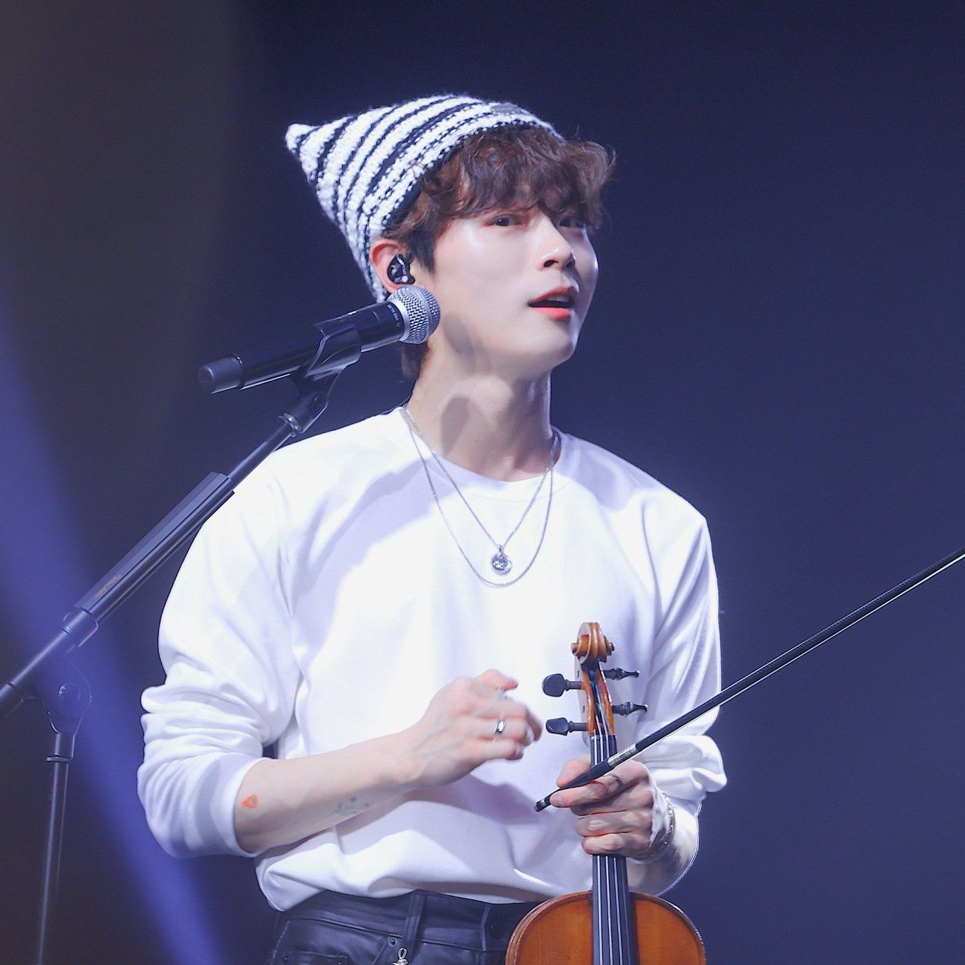 Recent activity shot of Shin Yechan (LUCY)