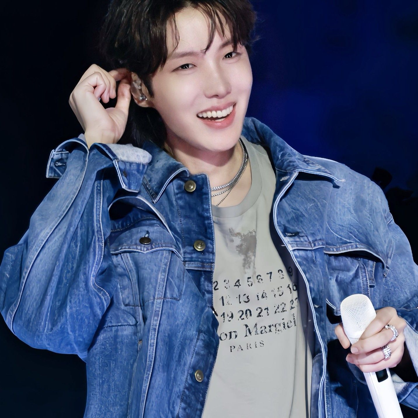 Foto aktivitas terbaru j-hope (BTS)