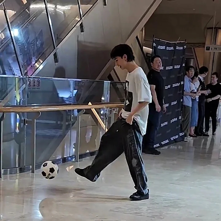 Latest photo of Hyunjin (Stray Kids)