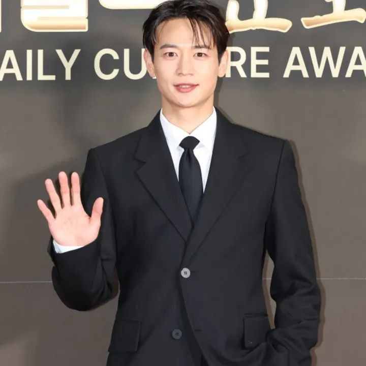 Behind-the-scenes cut of Minho (SHINee)