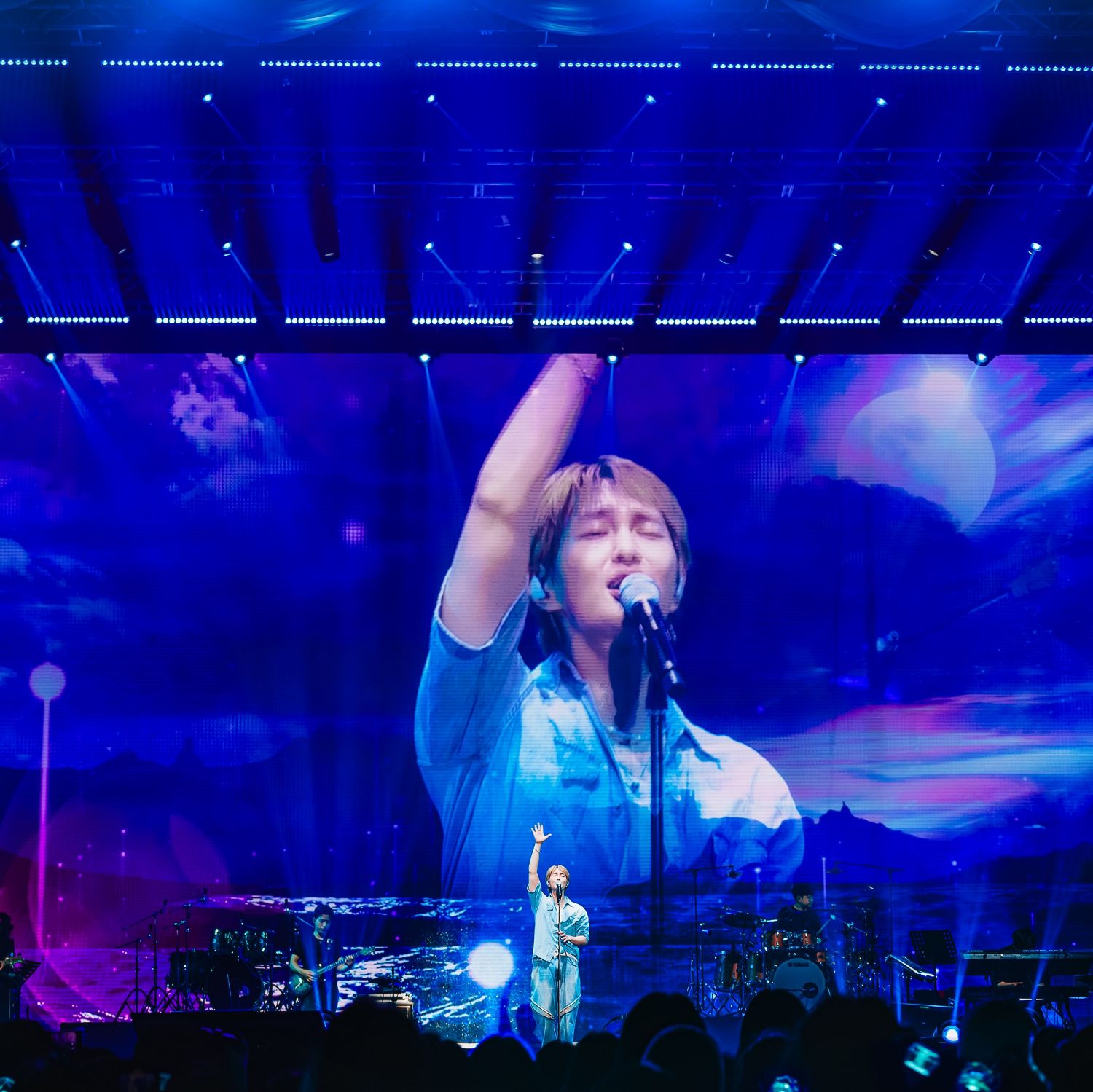 A moment captured by Onew (SHINee)'s fan