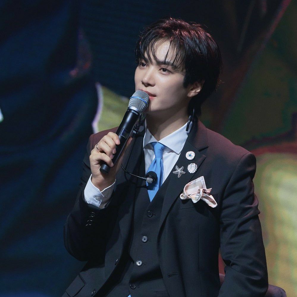 A moment captured by Kim Jonghyeon's fan