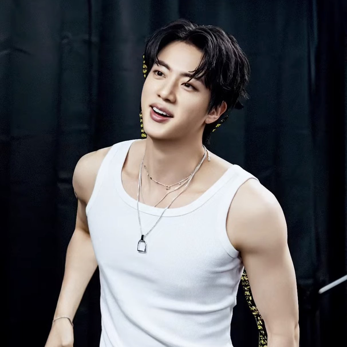 Foto aktivitas terbaru Jin (BTS)