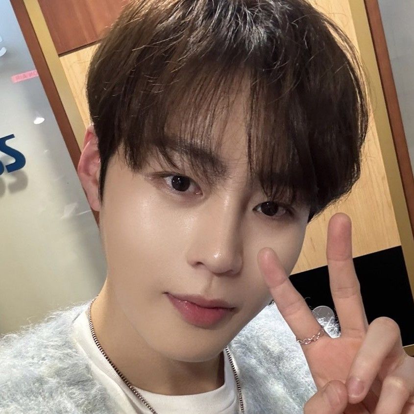 A moment captured by Ha Sungwoon's fan