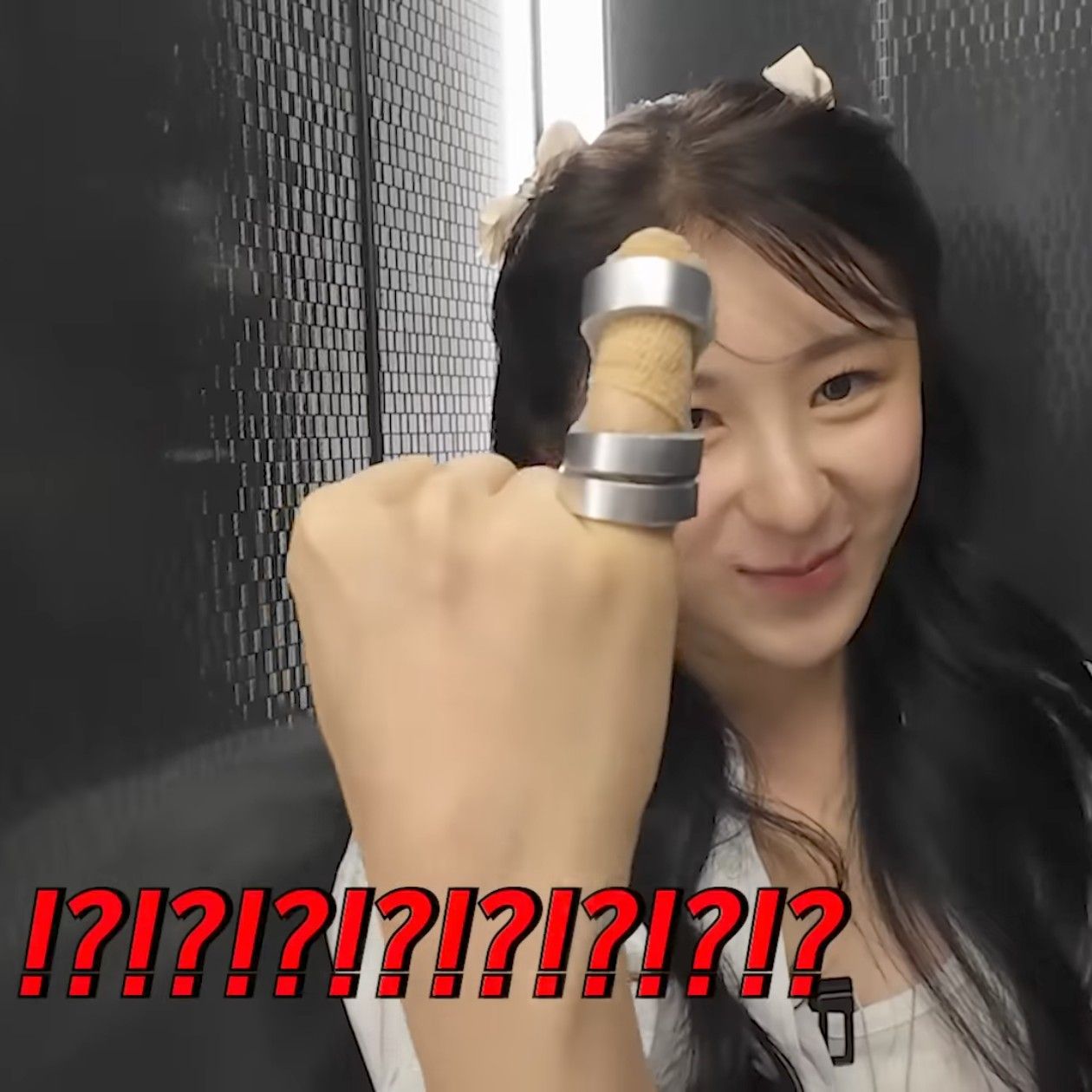 A moment captured by Lee Chaeyeon's fan
