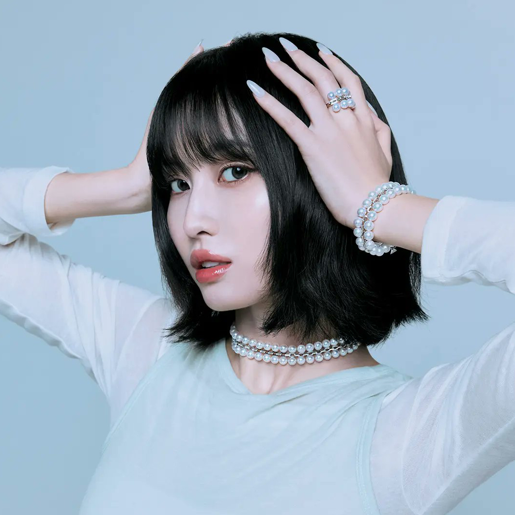 Behind-the-scenes cut of Momo (TWICE)