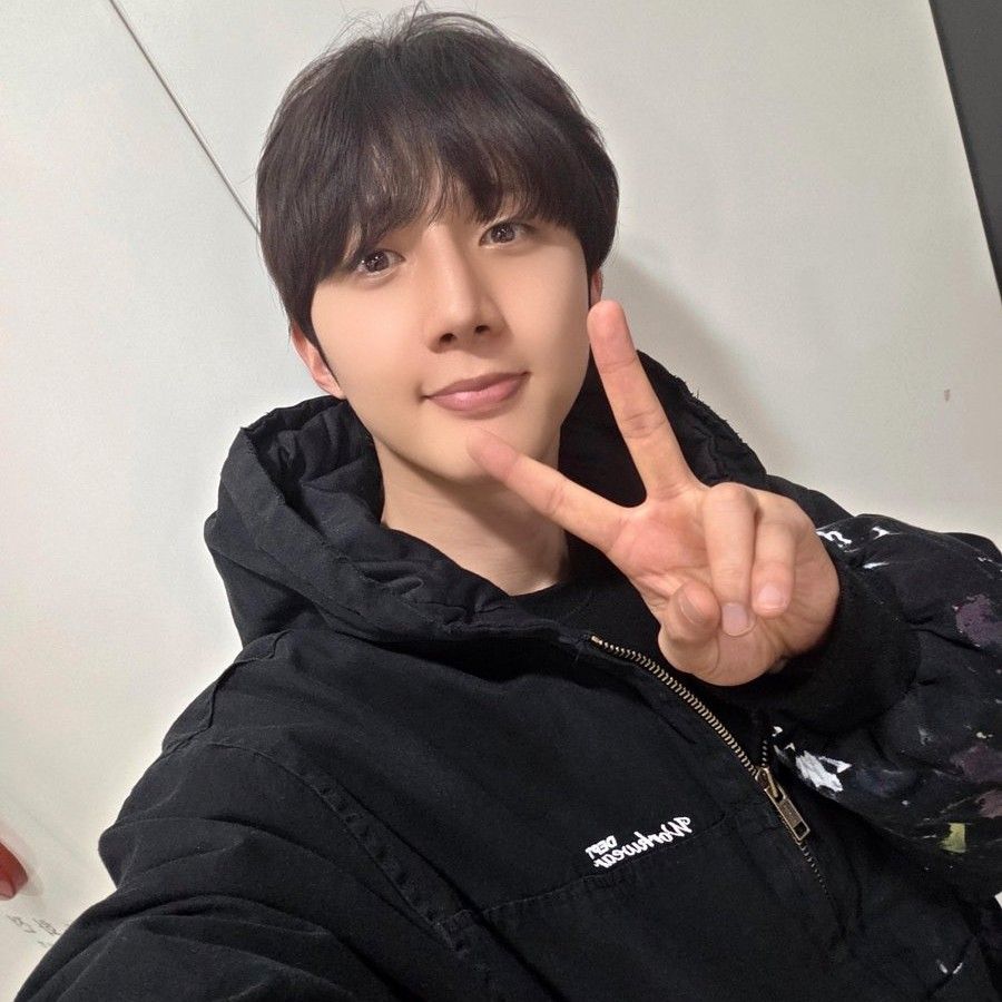 Behind-the-scenes cut of Hui (PENTAGON)