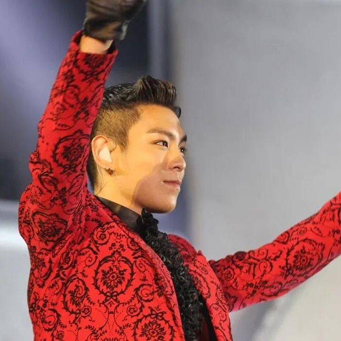 A moment captured by T.O.P's fan