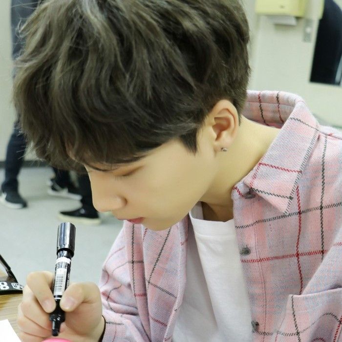 A moment captured by Jeong Sewoon's fan