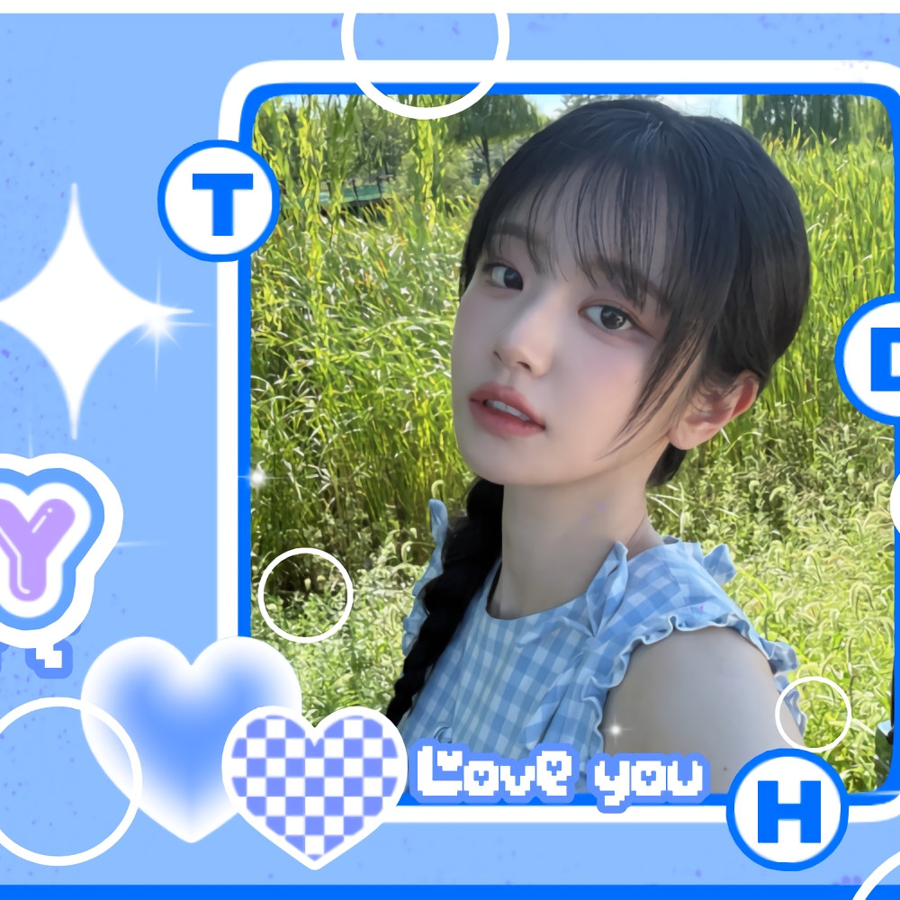 Recent activity shot of Hina (QWER)