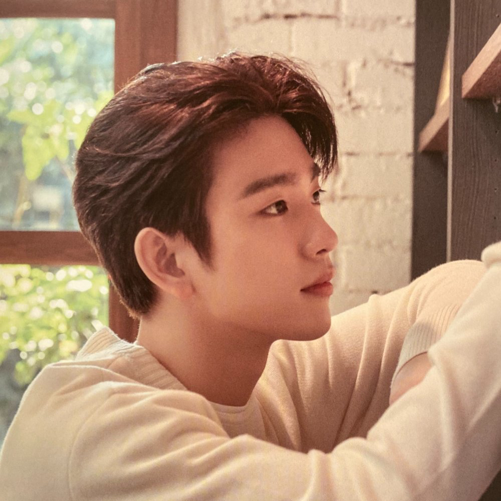Latest photo of Jinyoung (GOT7)