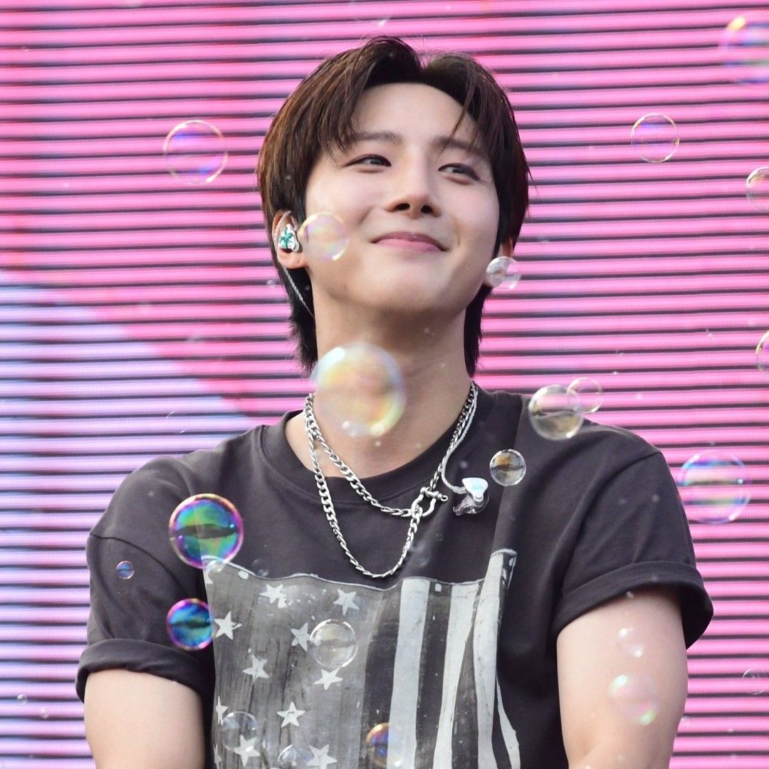 Recent activity shot of Hui (PENTAGON)