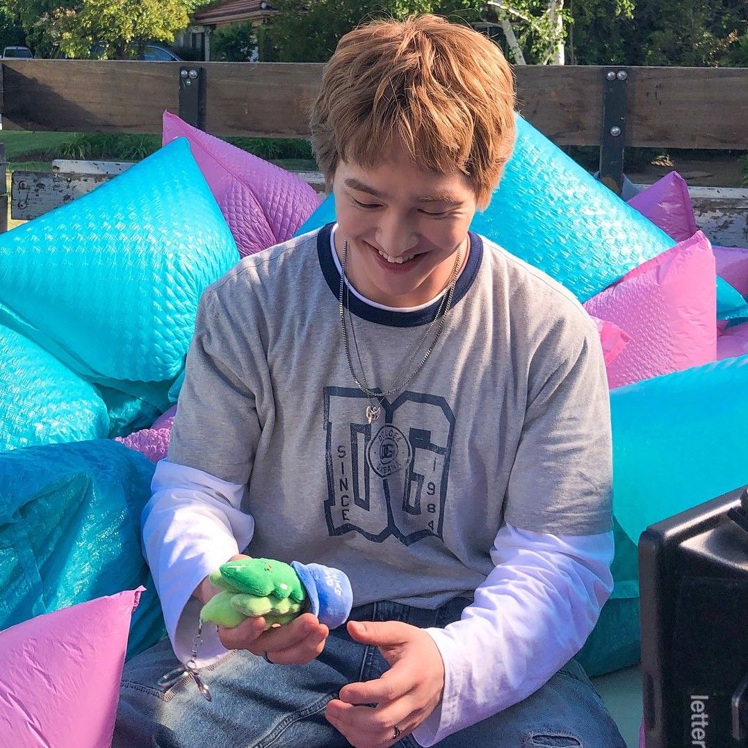 A moment captured by Onew (SHINee)'s fan