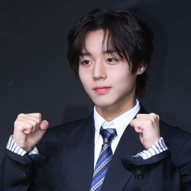 Behind-the-scenes cut of Park Jihoon